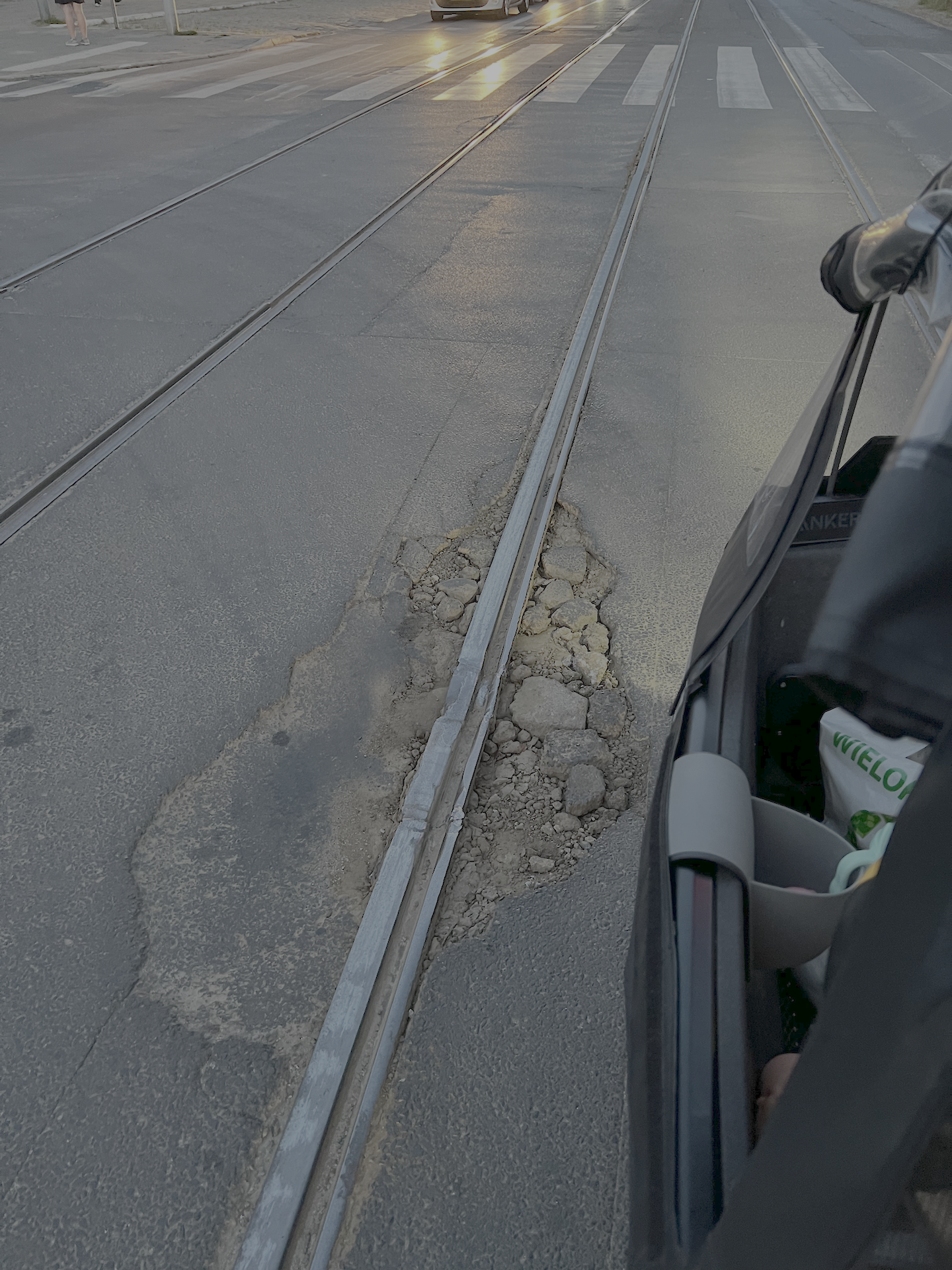 Fatalny stan torowiska na ulicy Dąbrowskiego przy skrzyżowaniu z Janickiego